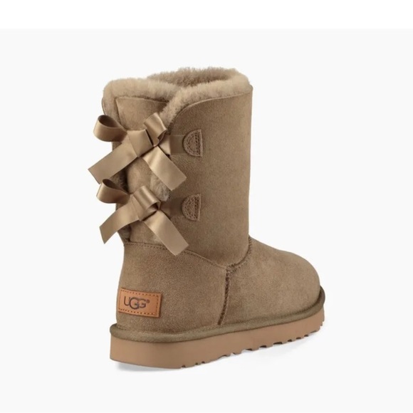 UGG Women's W Bailey Bow II Fashion Boot size 8. Antilope color - Picture 3 of 9